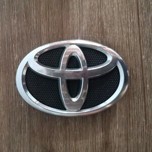 Toyota Corolla 2009-2013 Front Emblem 75301-02010 Grille Logo